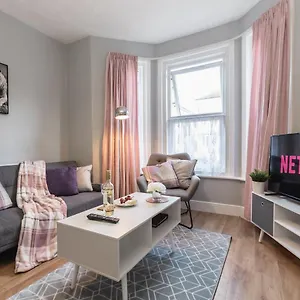 3-bedroom House L Fast Wi-fi L Garden L Newly Decorated L Close To Shops And Restaurants Bournemouth
